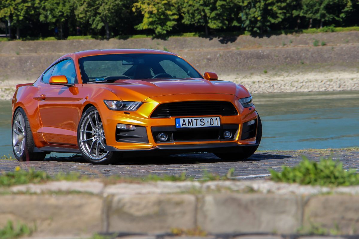 FORD MUSTANG