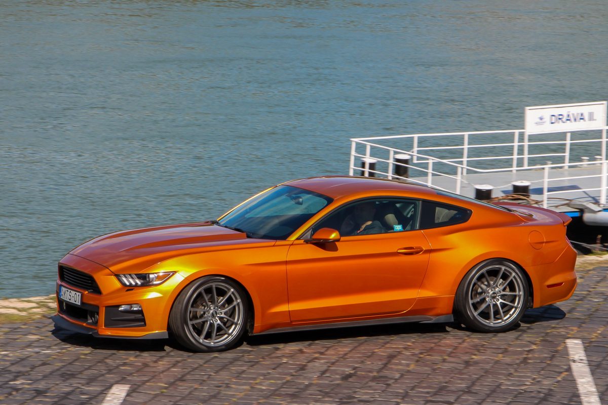 FORD MUSTANG
