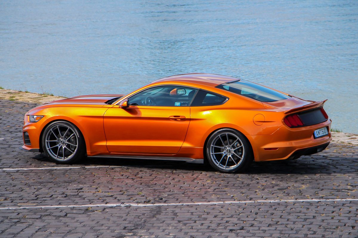 FORD MUSTANG