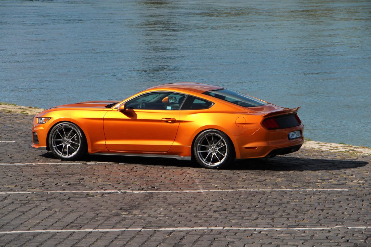 FORD MUSTANG