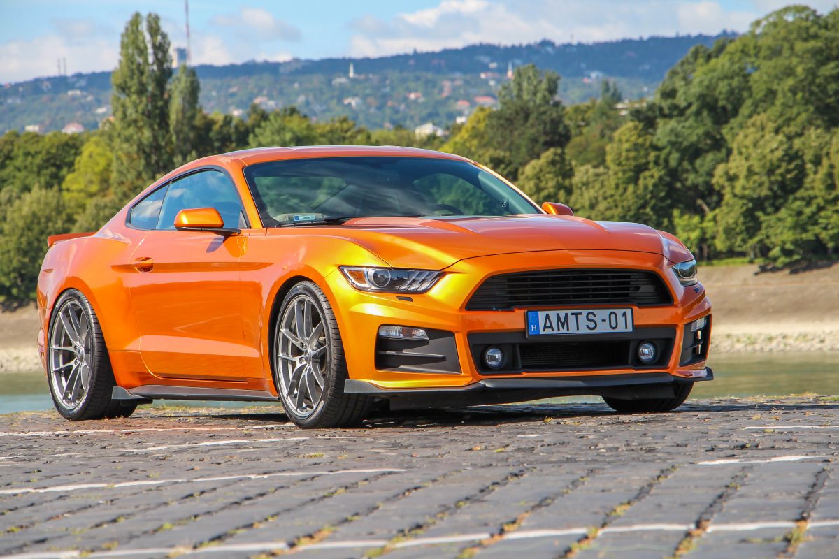 FORD MUSTANG