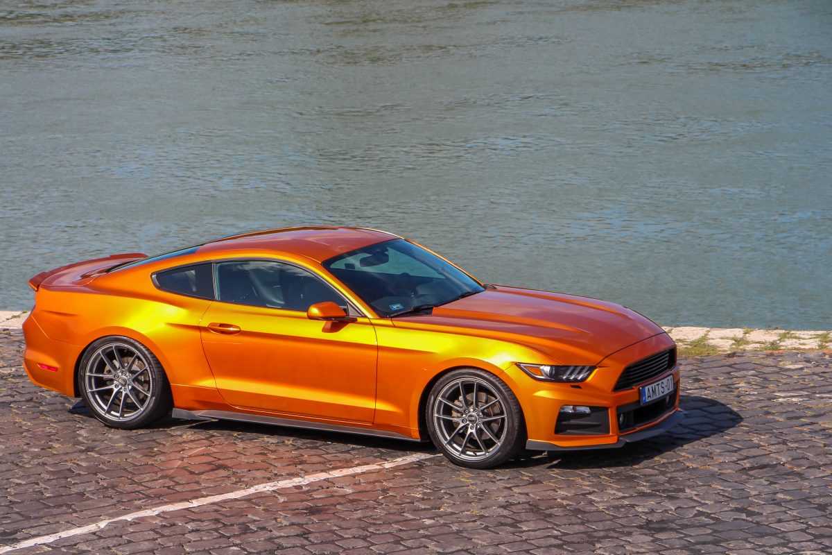 FORD MUSTANG