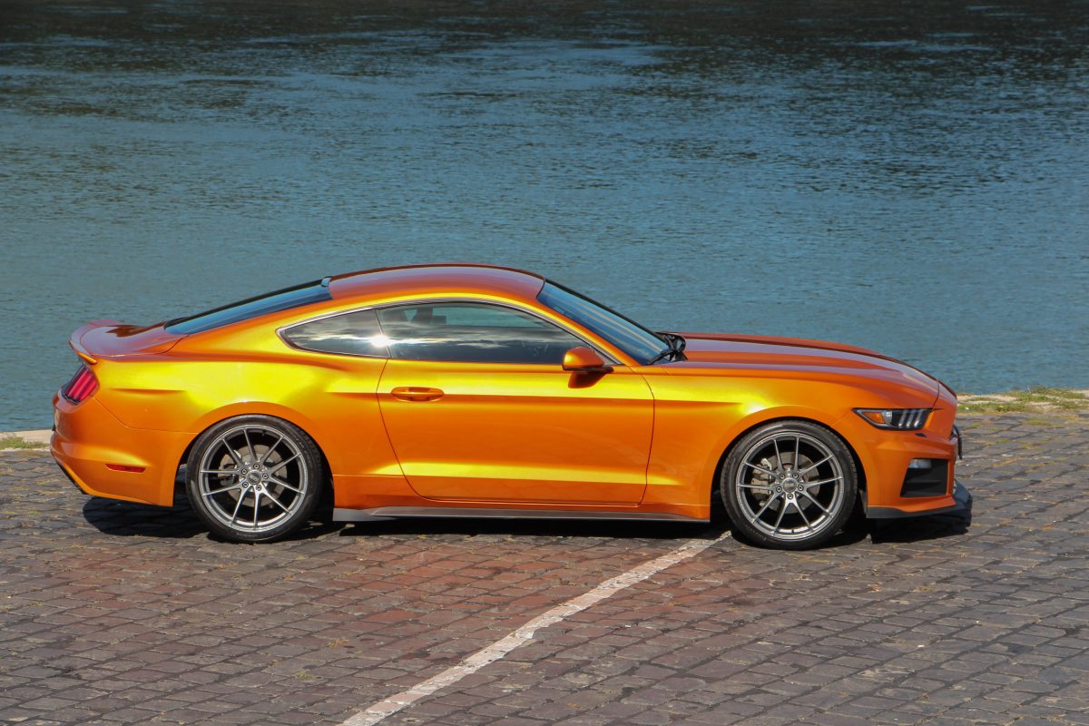 FORD MUSTANG