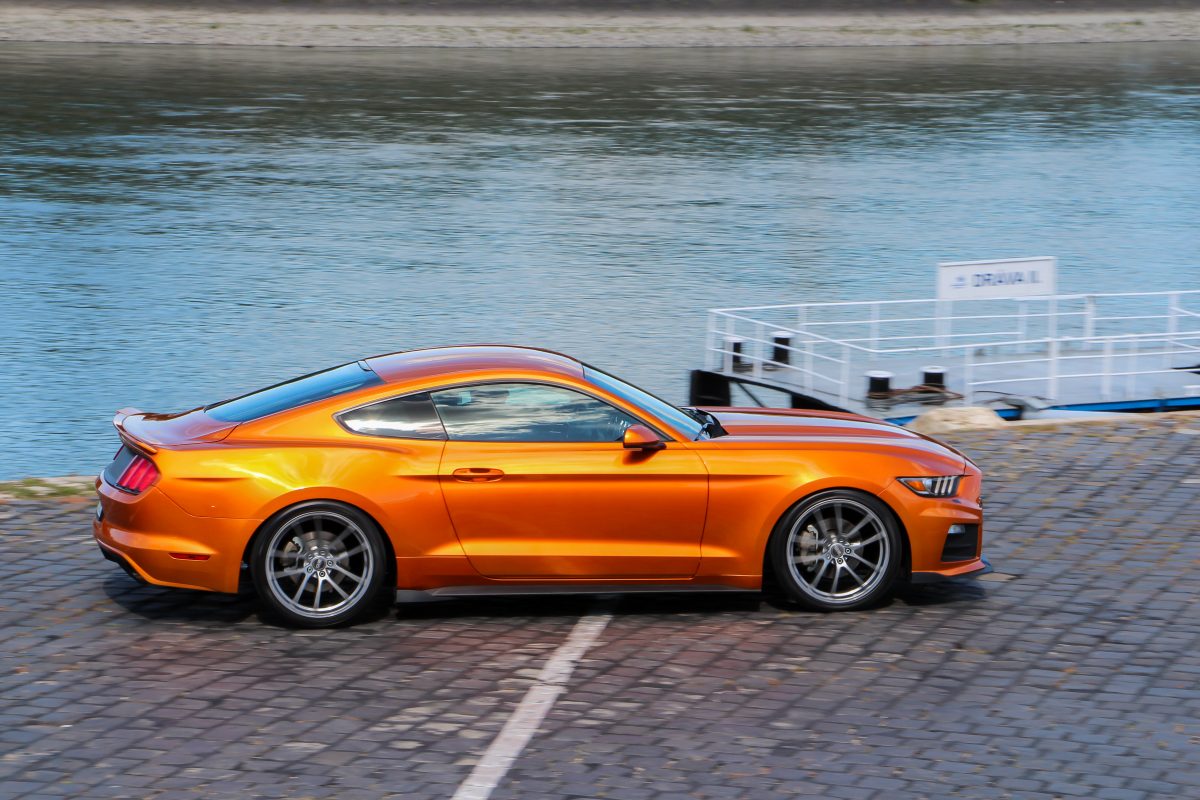 FORD MUSTANG