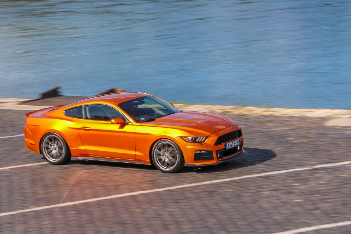 FORD MUSTANG