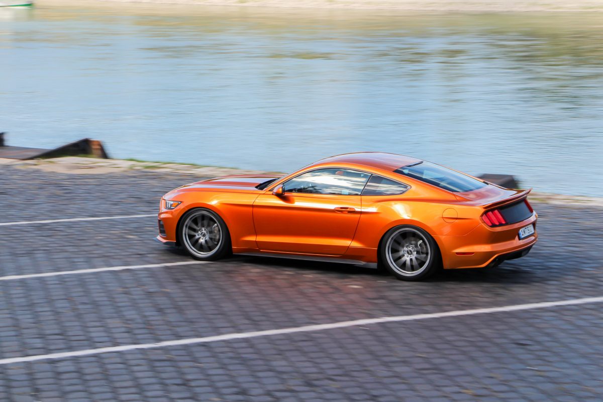 FORD MUSTANG