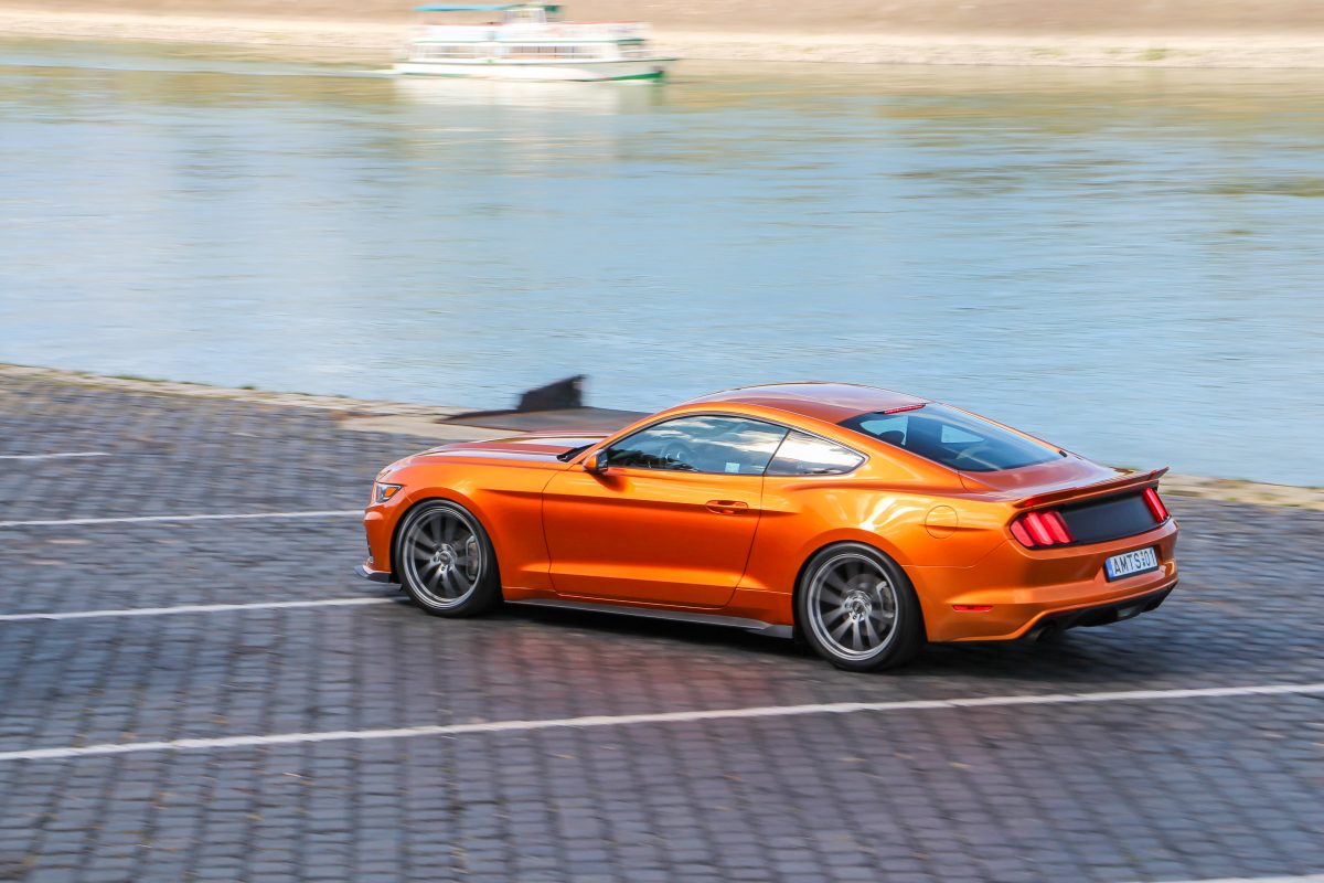 FORD MUSTANG