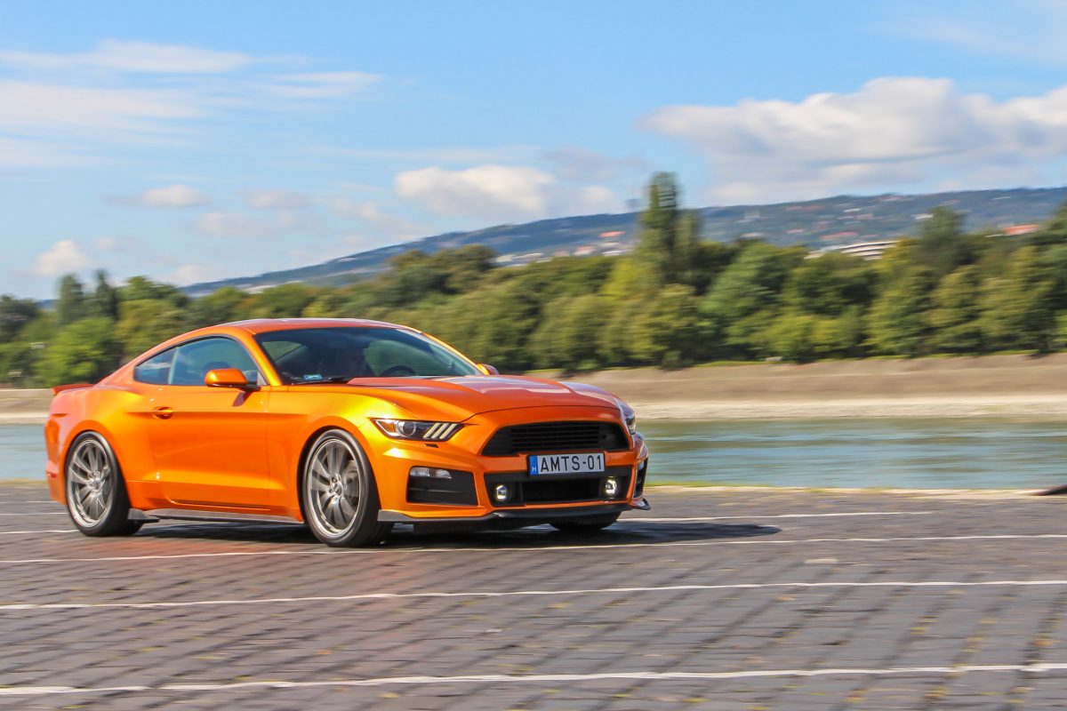 FORD MUSTANG
