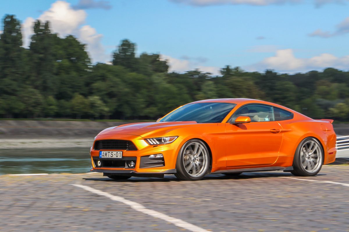 FORD MUSTANG