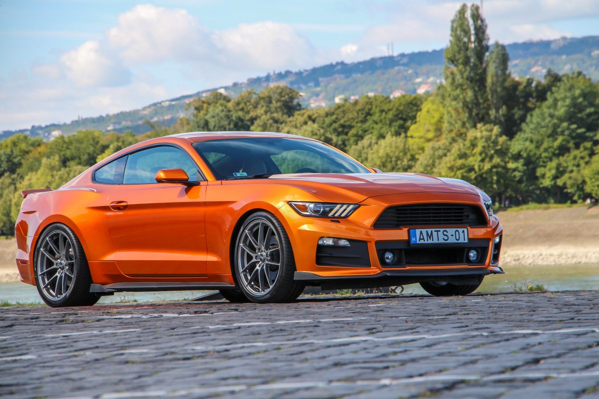 FORD MUSTANG