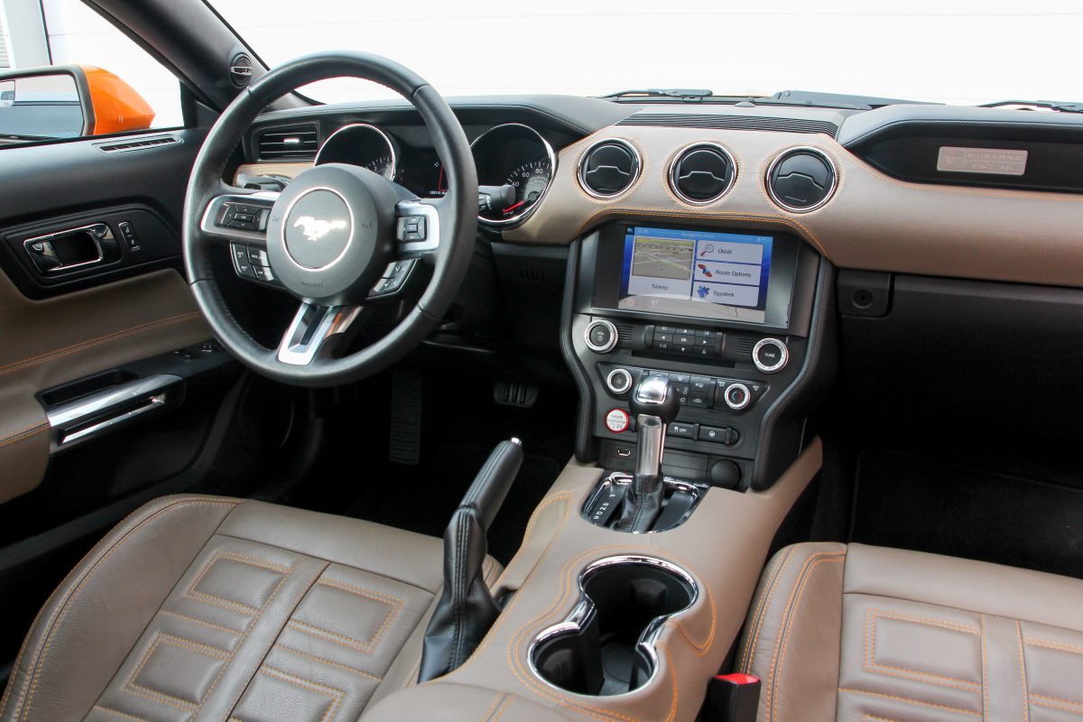 FORD MUSTANG