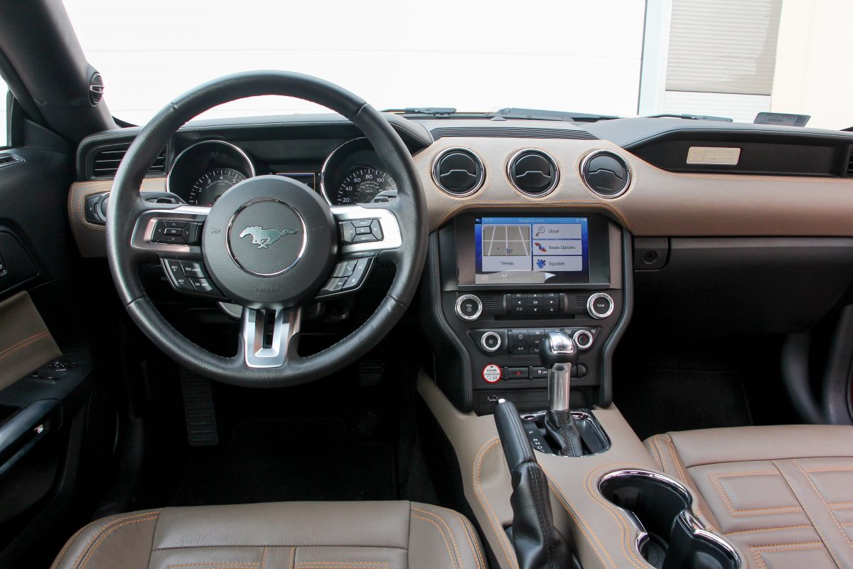 FORD MUSTANG