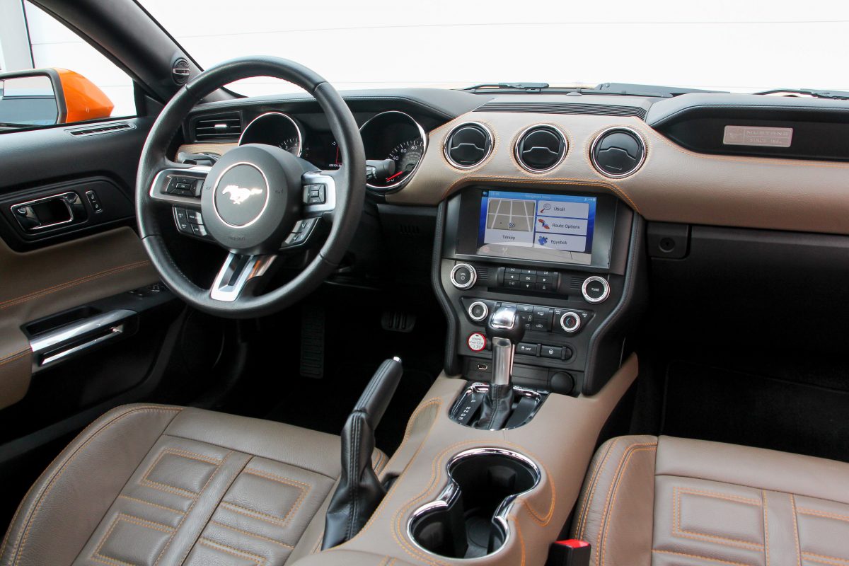 FORD MUSTANG