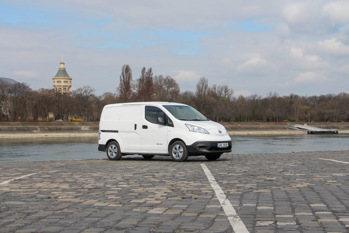 NISSAN NV200