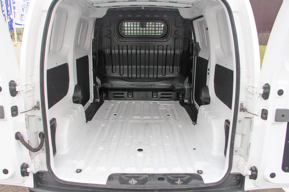 NISSAN NV200