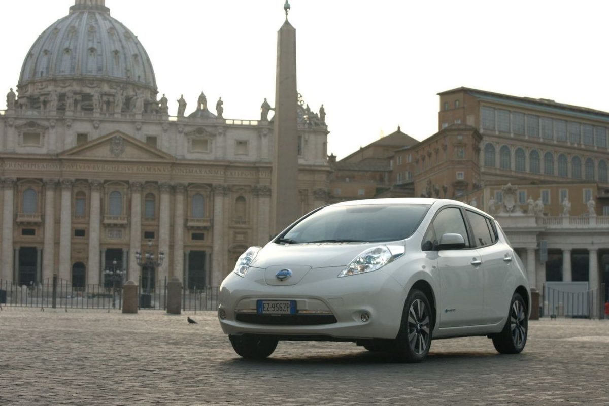 NISSAN LEAF