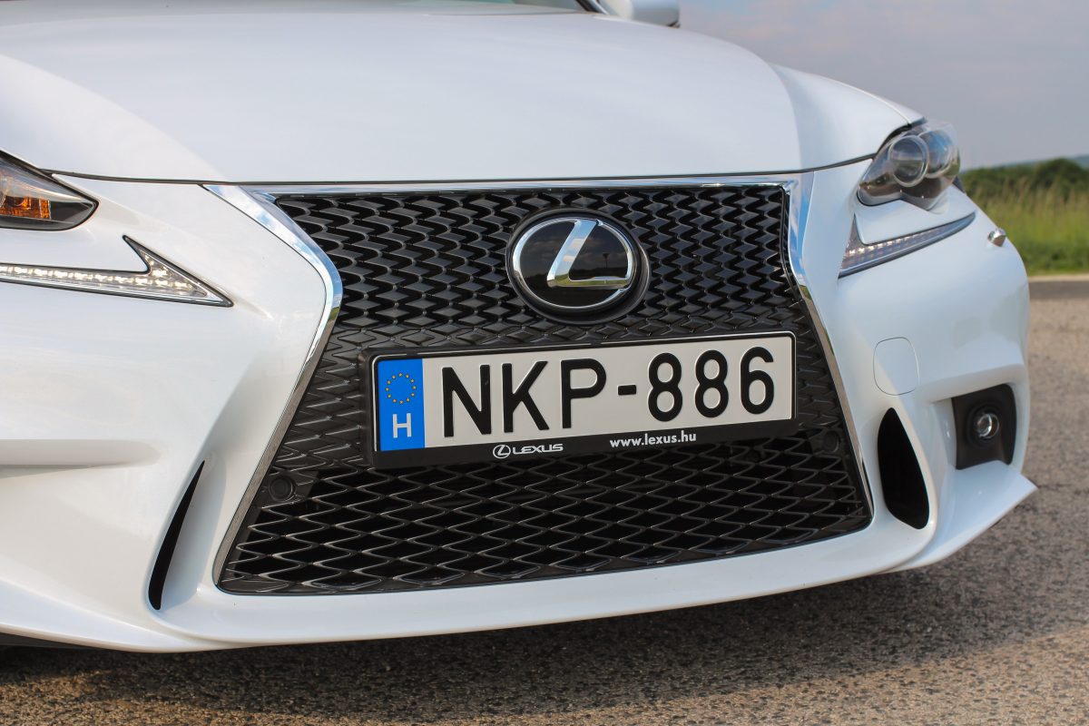 LEXUS IS