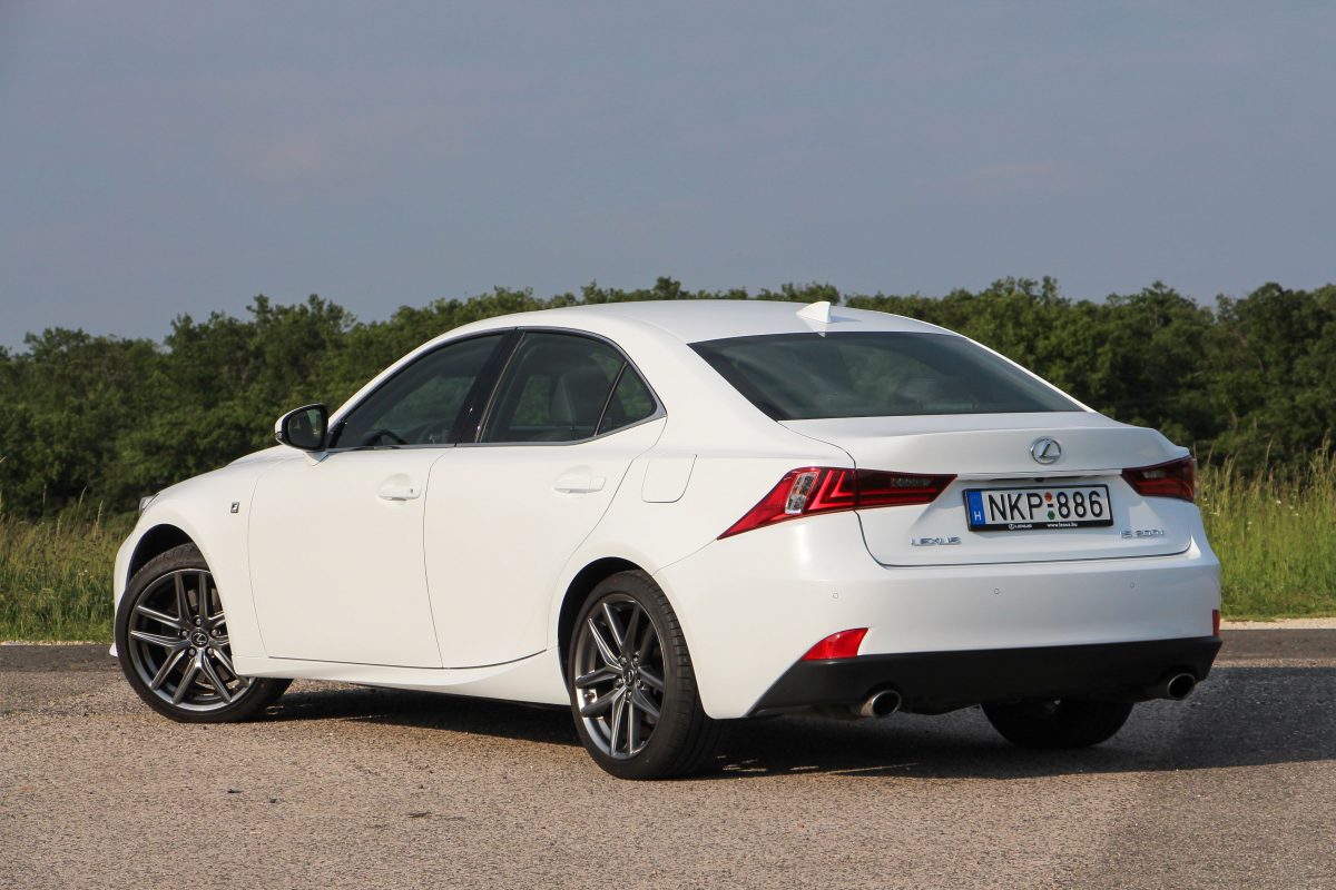 LEXUS IS