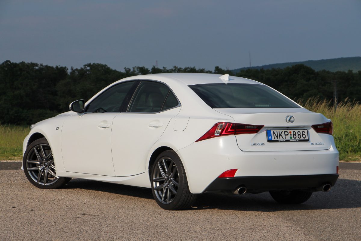 LEXUS IS