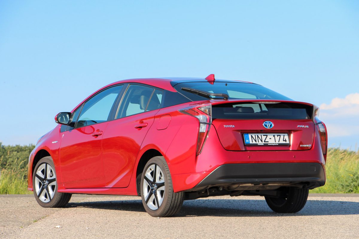 TOYOTA PRIUS
