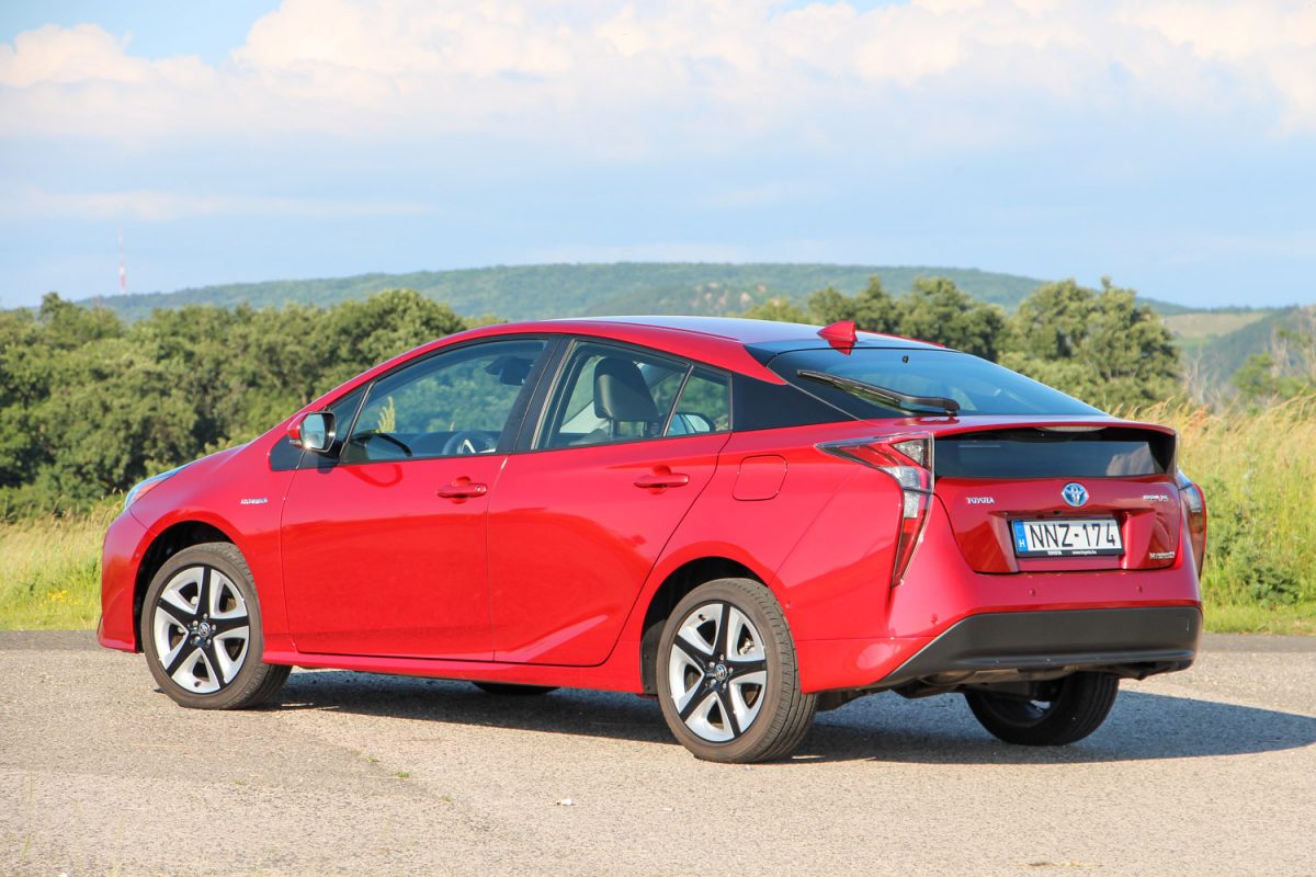 TOYOTA PRIUS