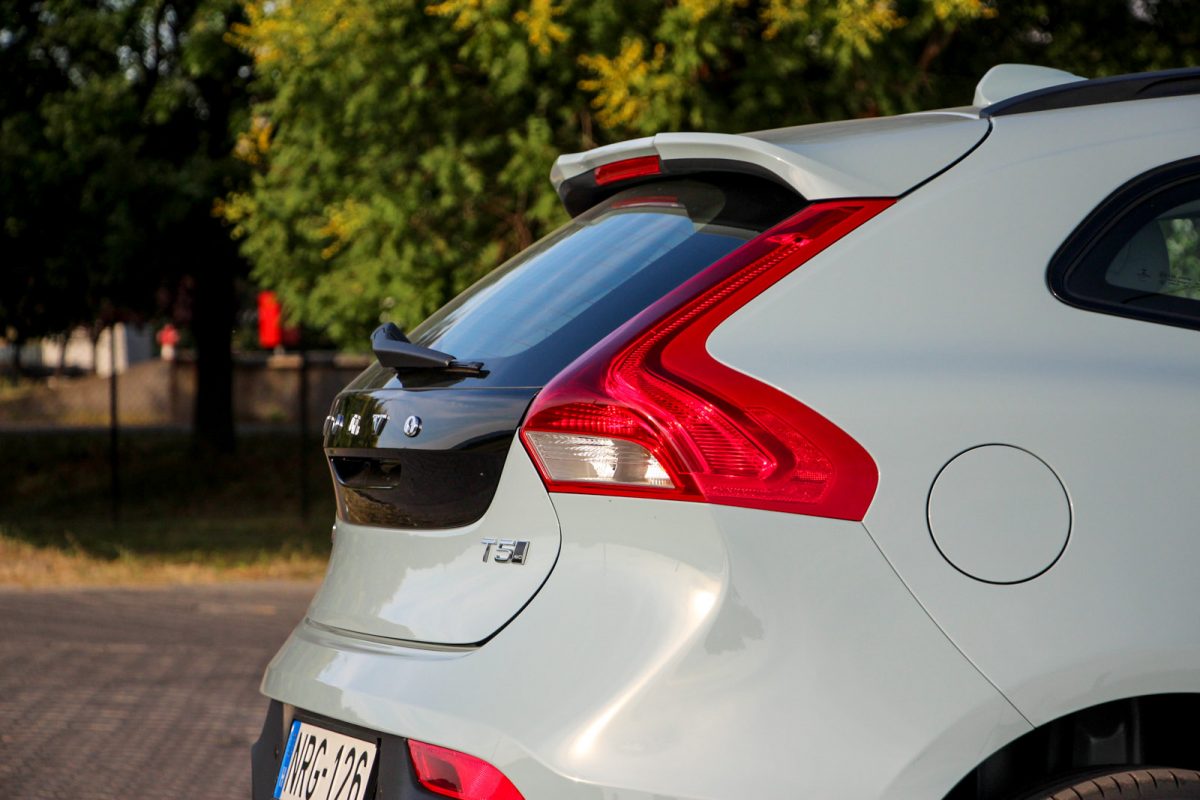 VOLVO V40