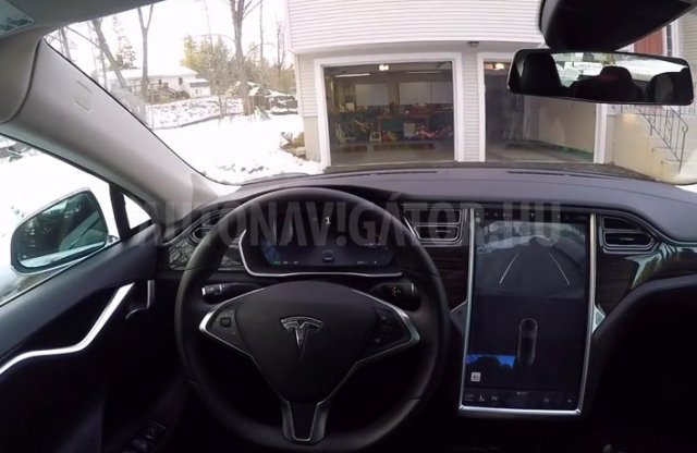 Nem tudsz kiszállni a garázsban? A Tesla kiállhat helyetted