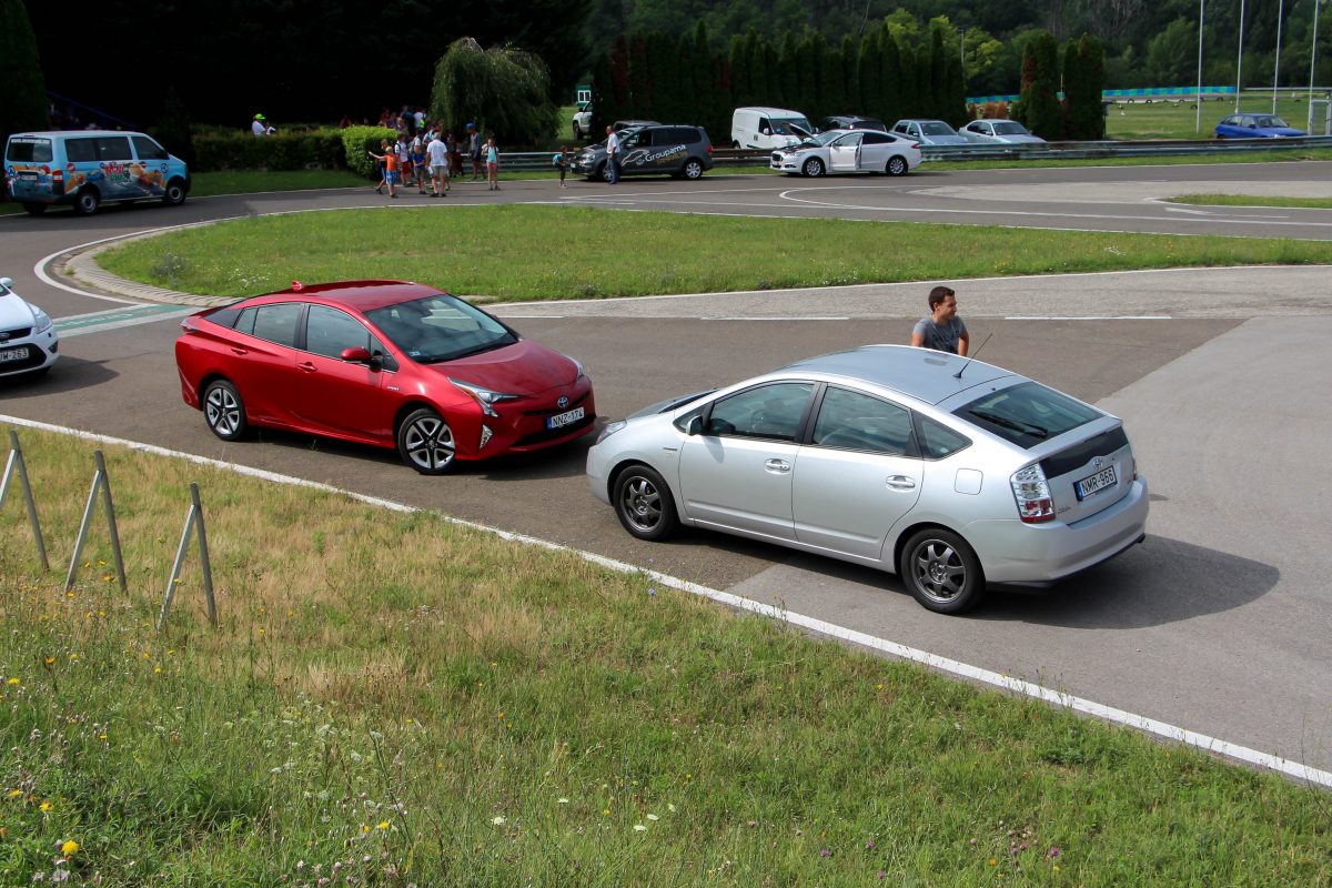 TOYOTA PRIUS