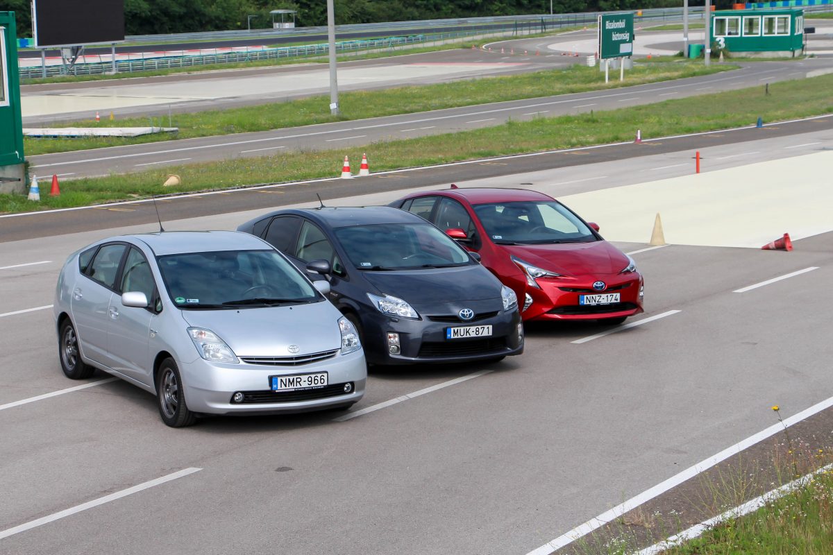 TOYOTA PRIUS