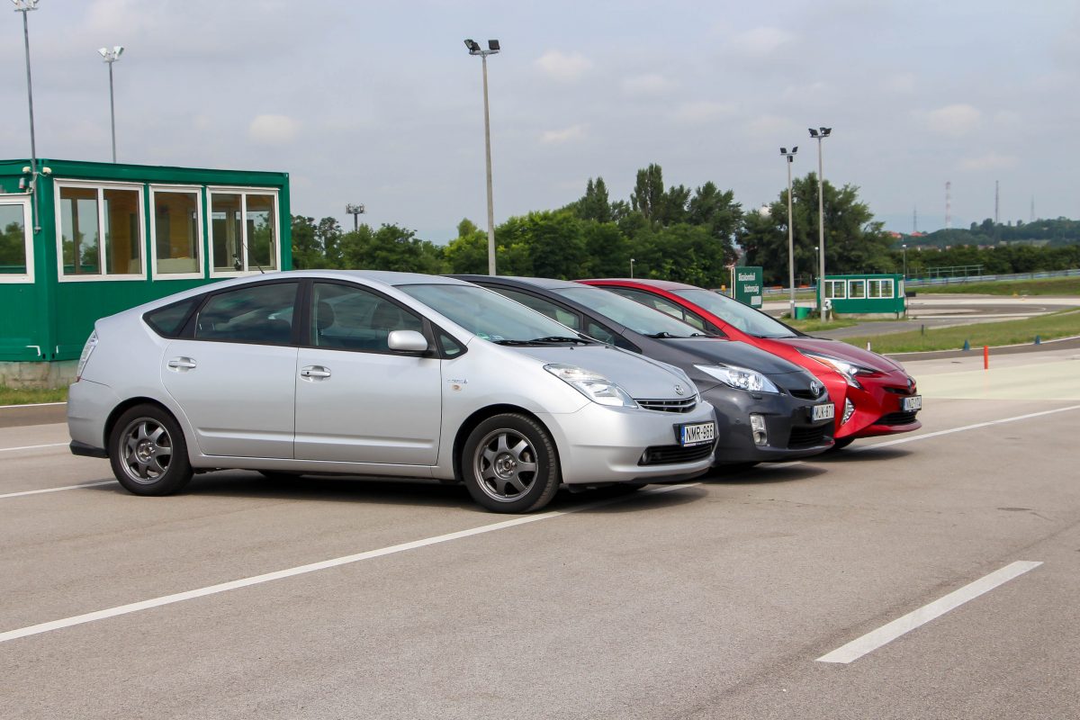 TOYOTA PRIUS
