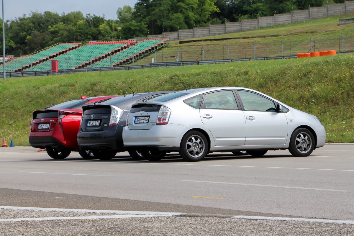 TOYOTA PRIUS