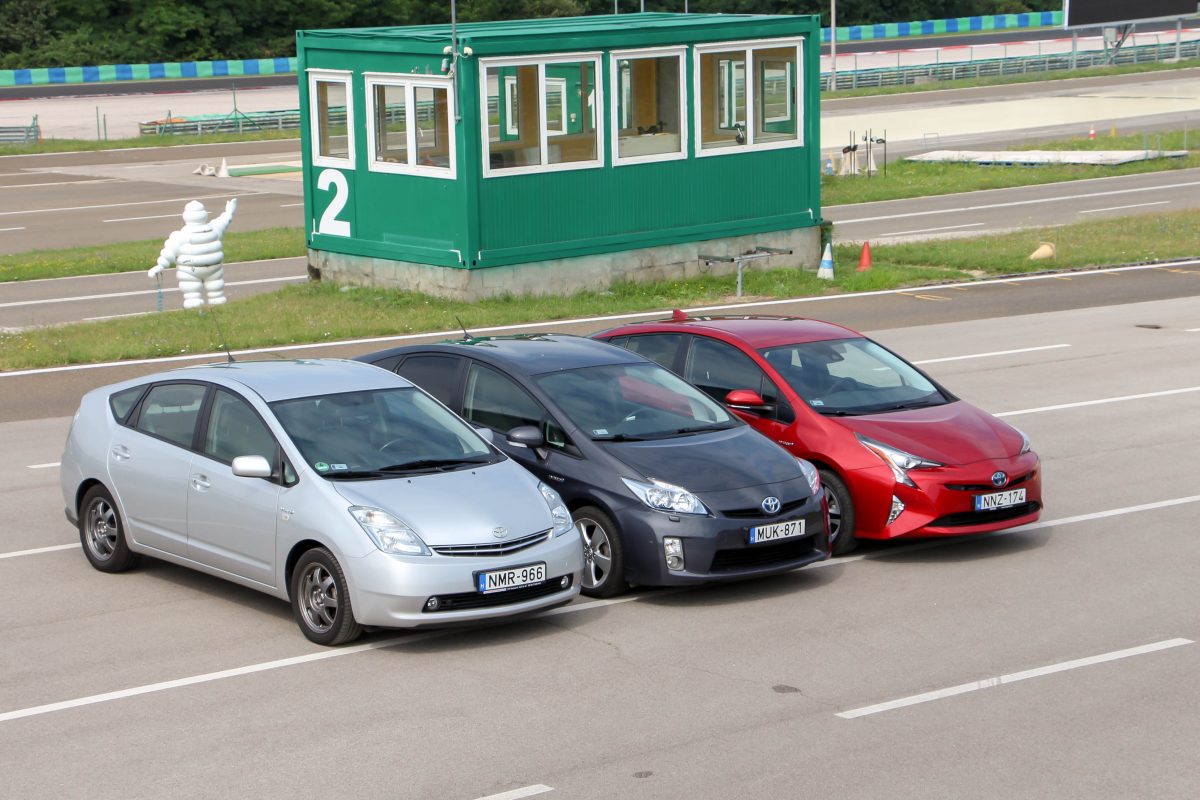 TOYOTA PRIUS