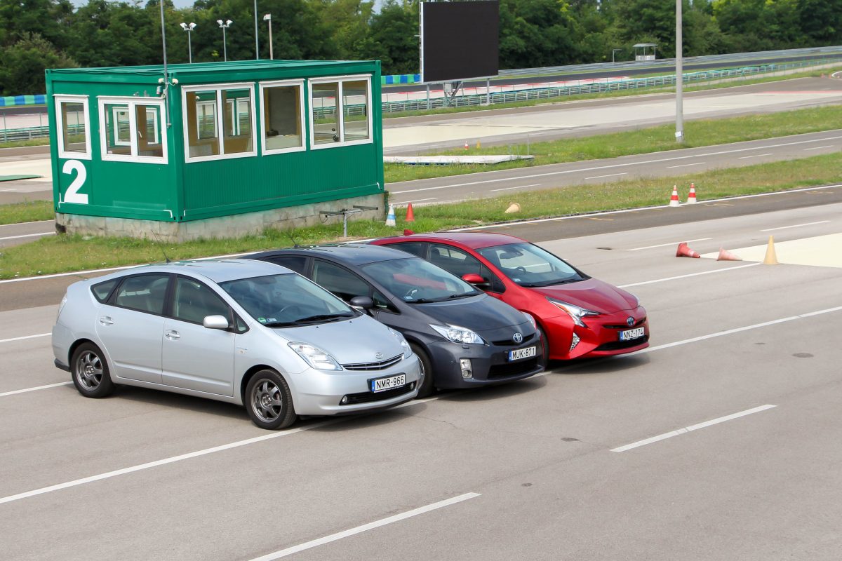TOYOTA PRIUS