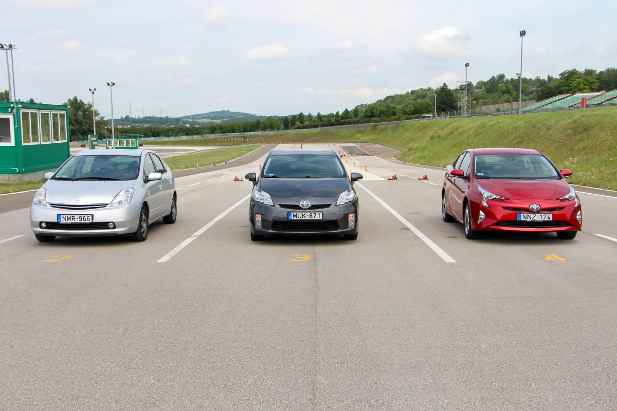 TOYOTA PRIUS