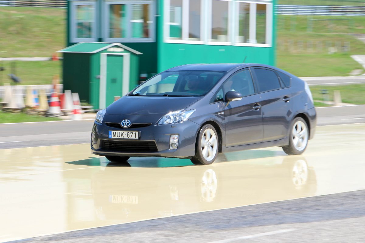 TOYOTA PRIUS