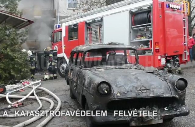 Szívszorító: veterán Opelek égtek el egy budai garázsban