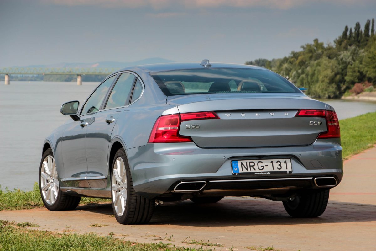 VOLVO S90