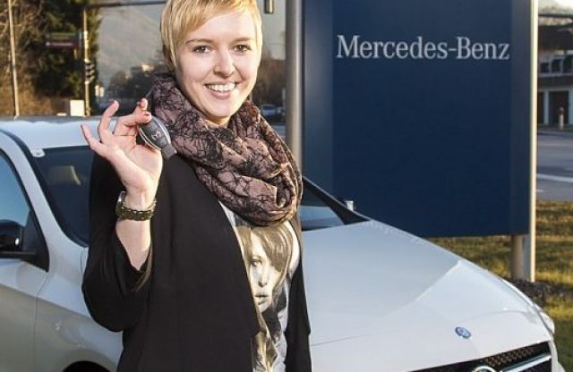 Hölgyek felé fordul a Mercedes