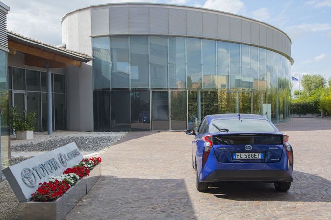 TOYOTA PRIUS