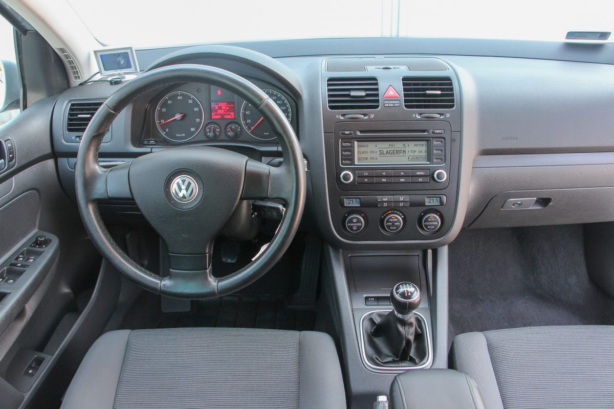 VOLKSWAGEN GOLF