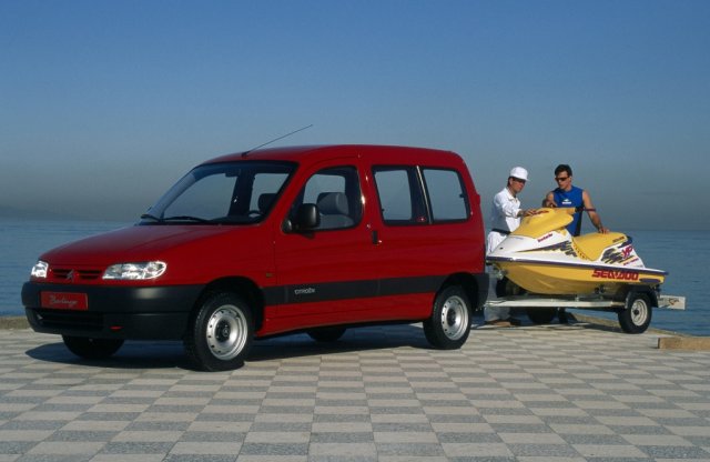 Kutya, siklóernyő vagy bicikli menne bele - hobbiautót másképp