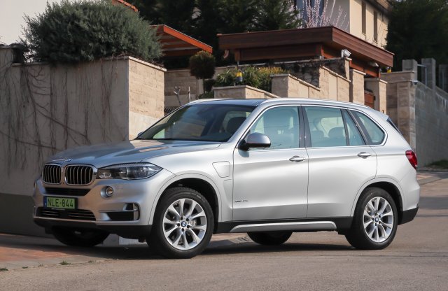 Ötméteres ingyen parkoló - a BMW X5 hibrid