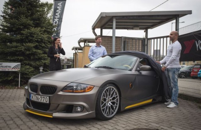 Szigorított műszaki vizsga után adták át a kisorsolt BMW-t