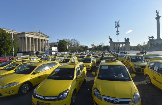 Egész Budapestet lezárnák a taxisok, ha nem lesz változás