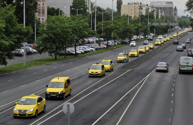 A hét vicce: a taxisok a taxis demonstrációk beszüntetését kérik