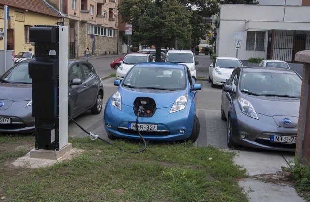 Japánban már több helyen tölthetünk, mint tankolhatunk