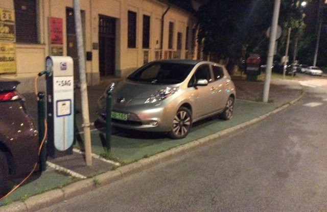 Nem parkolóhely, töltőpont! Van még mit fejlődni itthon