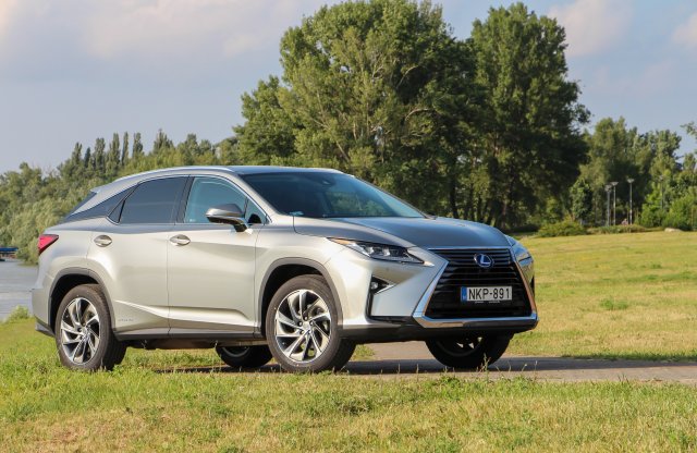 Nem csak jó, kellően divatos is – Lexus RX teszt
