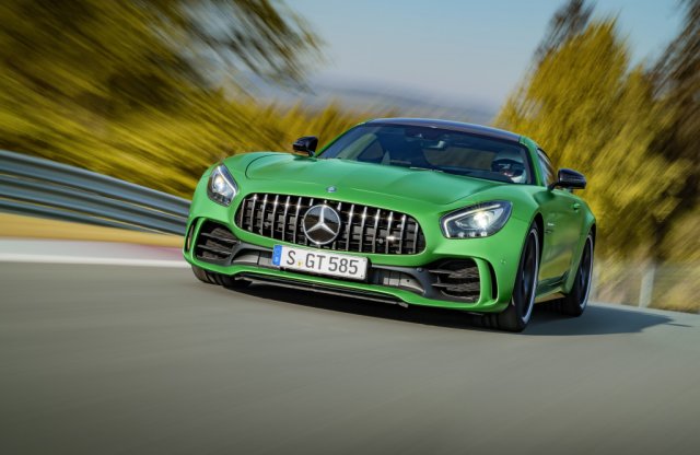 Ennyi versenytechnikát még sosem kínált közútra a Mercedes