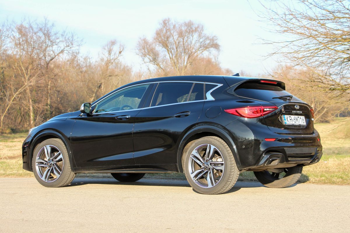 INFINITI Q30